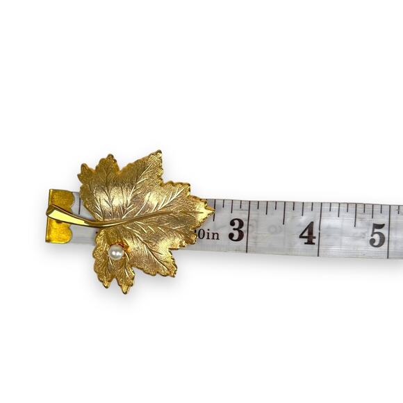 Sarah Coventry Brooch Whispering Leaf Gold Tone Textured Metal Faux Pearl Accent - Picture 5 of 5